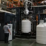 500 litre blow moulding machine manufacturer producing large HDPE plastic storage tanks in an advanced industrial manufacturing facility